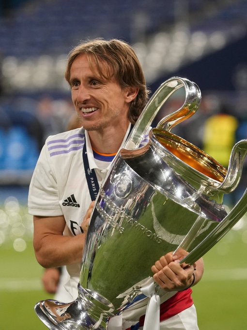 里尔年轻中场布阿迪被多家豪门关注，转会呼声高，期待其未来成为新星。